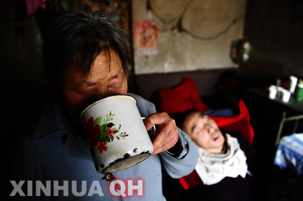 3月29日，楊林睡著了，母親邵秀景喝上一口水。