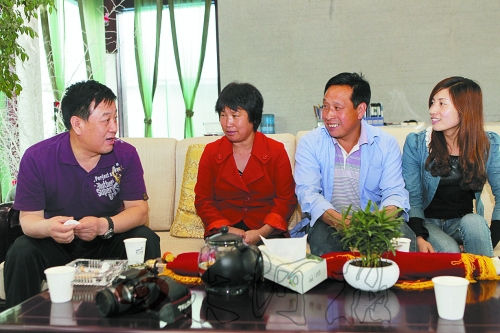 網(wǎng)友“奇石頑童”與牛松玲、郭新成夫婦
