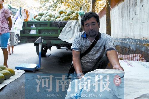 錢(qián)包就裝在這個(gè)編織袋里，枕在老陳頭下，沒(méi)想到還是被偷走了 實(shí)習(xí)生 唐韜/攝