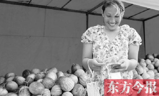 昨日，開封瓜農(nóng)史瑩瑩幸福地數(shù)著賣瓜錢