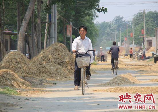 圖為王格現(xiàn)騎著自行車去學(xué)校。