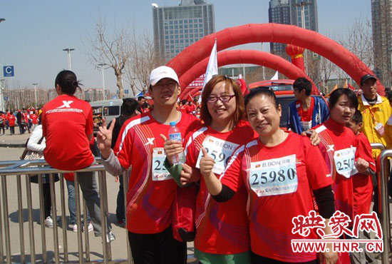 2010年，劉小琴（中）組織殘疾人朋友第一次參加鄭開馬拉松賽。