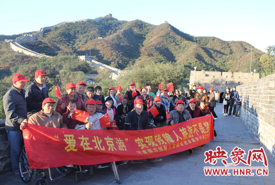 旅游對于殘疾人朋友來說比正常人要困難許多，2011年，劉小琴帶領(lǐng)殘障朋友登上了長城。