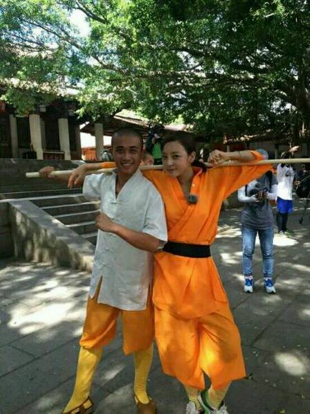 這些參加節(jié)目的女星當(dāng)中既有歌手，又有演員，都是時尚年輕且受歡迎的女星。
