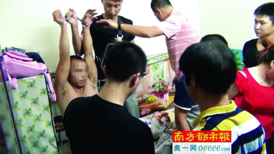 警方破門(mén)抓捕時(shí)，販毒嫌疑人未某洪正躺在床上吸毒、嫖娼。
