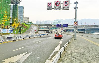 12月18日，本報記者駕車經(jīng)過江北嘴千廝門大橋匝道附近道路和財信廣場旁支路體驗(yàn)時，收音機(jī)里能聽到神秘的路況提示音。本報記者