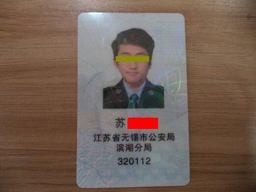 男子制作假經查證在酒吧執(zhí)法。