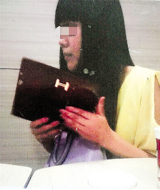 小王的女朋友小劉。