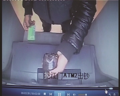 男子將可樂倒進(jìn)取款機。
