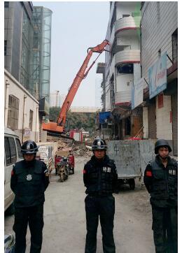 根據(jù)《太原市和小 店區(qū)平陽(yáng)路街道親賢城中村改造拆遷安置補(bǔ)償方案》，結(jié)合親賢實(shí)際，親賢社區(qū)補(bǔ)償安置采取“商業(yè)用房安置+小戶型公寓住宅安置+貨幣補(bǔ)償”的方式，其中每分 （0.1 畝）置換商業(yè)用房50平方米+小戶型公寓住宅80平方米+貨幣補(bǔ)償20萬(wàn)元人民幣。（拍攝：2015年9月17日）