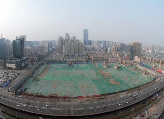 2016年4月，經(jīng)過(guò)持續(xù)攻堅(jiān)，親賢社區(qū)西北片區(qū)的拆遷工作基本告一段落，但在鋪設(shè)了防塵綠網(wǎng)的空地中，至今仍有3戶居民選擇了“堅(jiān)守”。(拍攝：2016年4月4日)