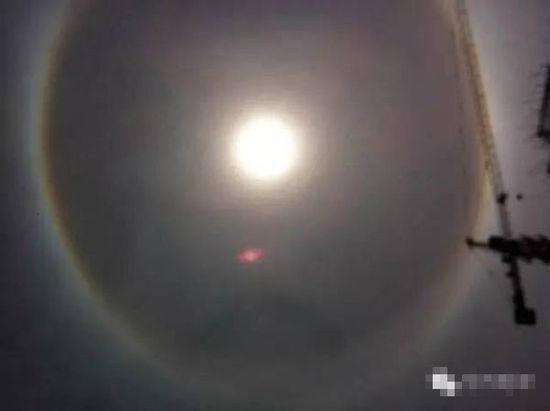 上?，F(xiàn)UFO 專家稱光圈是日暈亮點(diǎn)或是飛行器(圖)