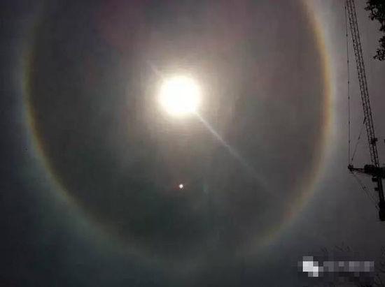 上?，F(xiàn)UFO 專家稱光圈是日暈亮點(diǎn)或是飛行器(圖)