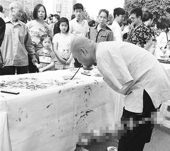 黃國(guó)富在作畫(huà)。資料照片