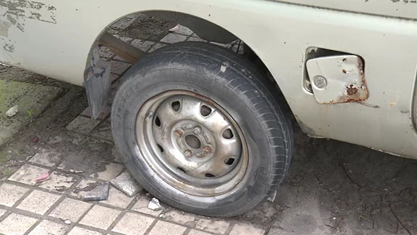 小面包車的輪胎已經(jīng)基本脫離了輪轂。