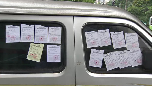 面包車上滿滿貼了14張罰單。