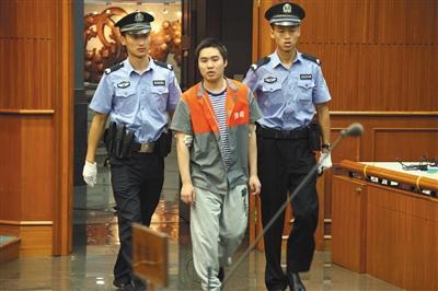 昨天上午，強(qiáng)奸幼女的楊某被帶進(jìn)法庭聽候?qū)ψ约旱慕K審判決。通訊員 李佳 攝