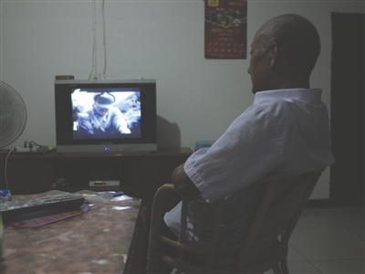 昨日，古藺，69歲的楊正元獨(dú)自在家看電視