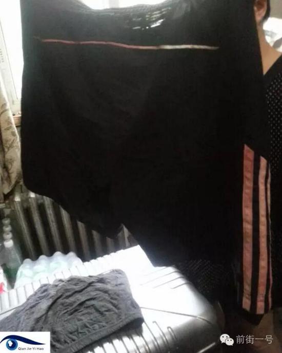 李律師所穿褲子也沾染血跡。