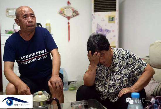 李亞榮的公婆談及李亞榮時淚流不止。