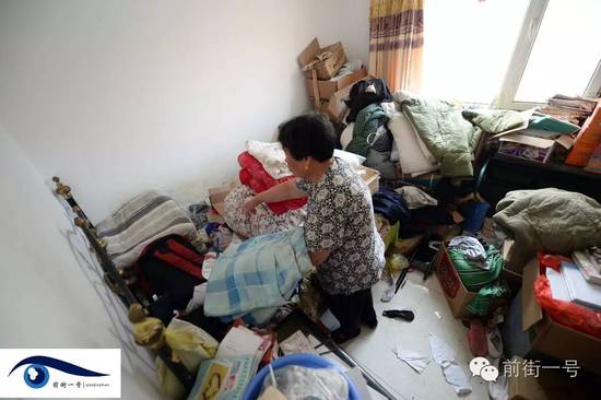 李亞榮的婆婆在收拾房間。