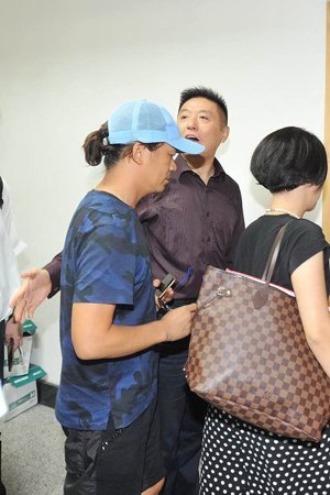 新京報(bào)快訊(記者劉洋)今天上午9時(shí)許，王寶強(qiáng)在律師張起淮的陪同下到北京朝陽(yáng)法院，起訴離婚并交納訴訟費(fèi)。王寶強(qiáng)方預(yù)估財(cái)產(chǎn)總額至少在1個(gè)億，法院遂按照1億元暫計(jì)財(cái)產(chǎn)價(jià)值，依據(jù)《訴訟費(fèi)交納辦法》收取了訴訟費(fèi)24.9575萬(wàn)元。