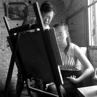 　女兒畫畫，父親在一旁指導(dǎo)