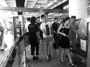 南京地鐵新街口站，大多數(shù)市民自覺配合安檢