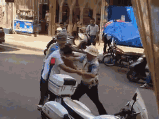 嫌疑男子涉嫌無證駕駛摩托車，且車輛違規(guī)加裝遮陽傘并在行駛時不戴安全頭盔，辱罵毆打執(zhí)法交警。 本文圖片均來自 廣西梧州在線警務(wù)