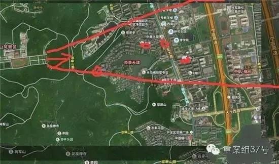 射擊場子彈射出方向（紅箭頭）有多個(gè)居民小區(qū) 。 圖片來源：交匯點(diǎn)新聞