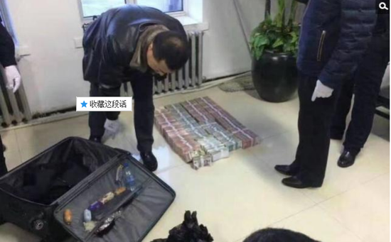 京華時(shí)報(bào)訊昨天凌晨1點(diǎn)左右，黑龍江省密山市一銀行金庫發(fā)生搶劫案。一名身穿迷彩服男子準(zhǔn)備劫取現(xiàn)金時(shí)被發(fā)現(xiàn)，致一名金庫值守人員死亡，隨后棄款而逃。目前，該男子尚未歸案，案件正在全力偵辦中。