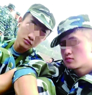 入學(xué)軍訓(xùn)時(shí)，滕某（左）和蘆海清的合影