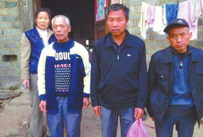 已被判死緩、在獄中服刑的4個(gè)村民的家人一直在為兒子喊冤。圖片來自網(wǎng)絡(luò)