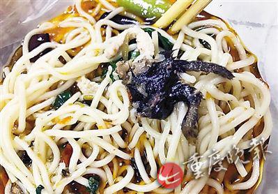 照片顯示，酸菜肉絲面有疑似老鼠腿物體。(圖片來自網絡)