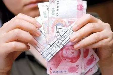 最低工資標(biāo)準(zhǔn)上調(diào)，在原最低工資標(biāo)準(zhǔn)線的勞動者工資將提高，到手工資會跟著上漲。