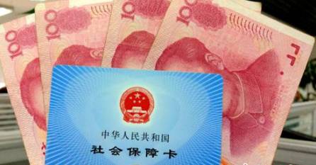 從今年1月1日開始，原有的失業(yè)保險費(fèi)率是1.5%的有22個省份，包括新疆生產(chǎn)建設(shè)兵團(tuán)，可以在確保失業(yè)保險金按時足額發(fā)放、穩(wěn)崗補(bǔ)貼順利實(shí)施的基礎(chǔ)上，可以降低0.5個百分點(diǎn)。個人的費(fèi)率不超過單位的費(fèi)率。