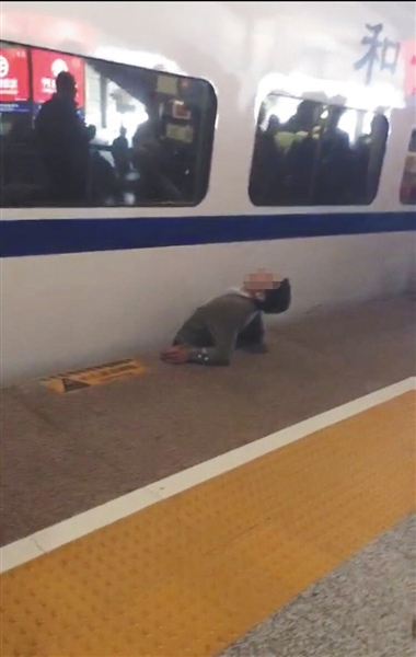視頻顯示，一男子下半身被卡在站臺(tái)與列車之間縫隙。