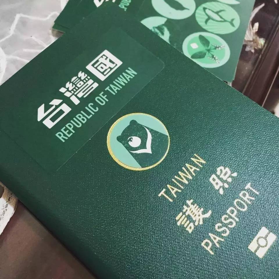 環(huán)環(huán)一直排在這個女孩后面，想看看日本入境官員如何處理這個令人啼笑皆非的所謂“臺灣國”。