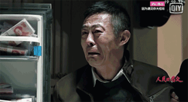 查案人員搜出的2.3億現(xiàn)金，從銀行運(yùn)來十二臺(tái)點(diǎn)鈔機(jī)，竟然燒壞了六臺(tái)。