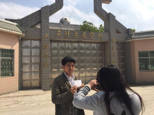 陳全松父親給看守所中的兒子交生活費(fèi)。