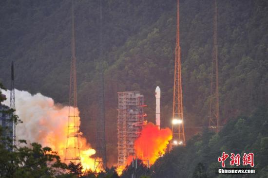 4月12日19時(shí)04分，中國(guó)西昌衛(wèi)星發(fā)射中心成功發(fā)射實(shí)踐十三號(hào)衛(wèi)星。 葉樂峰 攝