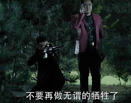 《人民的名義》原著小說有這么一段：趙瑞龍要找殺手殺了侯亮平，結(jié)果趙瑞龍的三姐發(fā)話：侯亮平要是死了趙瑞龍也要死!這就說明了大boss趙立春沒把握在侯死后的各方反應(yīng)中護(hù)住兒子趙瑞龍，因此，這就告訴了讀者，侯亮平的背景絕對不比趙立春差!