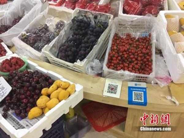 某水果攤，收款二維碼貼在顯眼位置。中新網(wǎng) 吳濤 攝