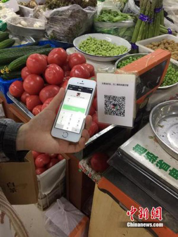 有顧客正在用微信支付結(jié)賬。中新網(wǎng) 吳濤 攝