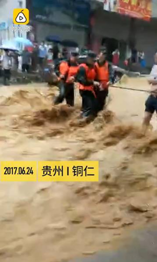 圖為6月24日，貴州銅仁多個(gè)區(qū)縣遭暴雨襲擊。