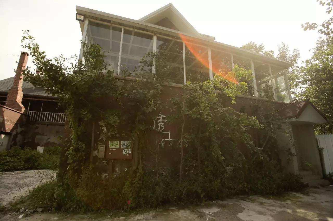 ▲失戀博物館位于北京市通州區(qū)宋莊鎮(zhèn)的一個重創(chuàng)空間內(nèi)，這里是一個藝術(shù)家集聚區(qū)。