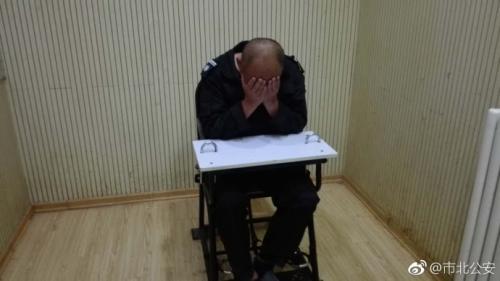 打人男子。圖片來源：青島市公安局市北分局官方微博