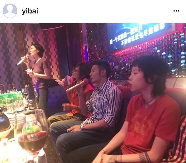 王菲母女跟李榮浩一起唱K，竇靖童的表情亮了