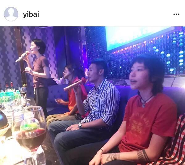 王菲母女跟李榮浩一起唱K，竇靖童的表情亮了