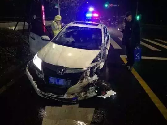 今天凌晨，杭州一對(duì)環(huán)衛(wèi)工夫婦被車撞進(jìn)錢塘江